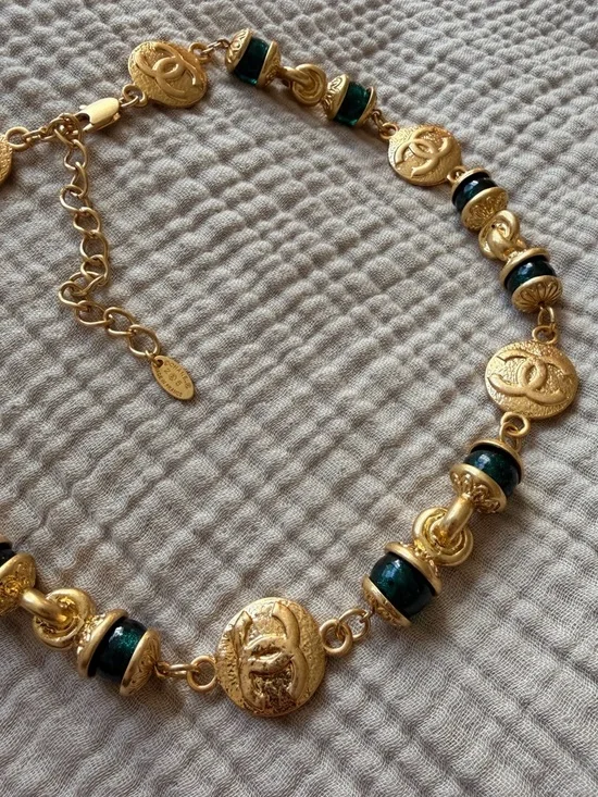 💚Vintage Chanel CC Medallion Necklace Green Gripoix Beads & Gold Tone Chain✨ - Picture 3 of 11